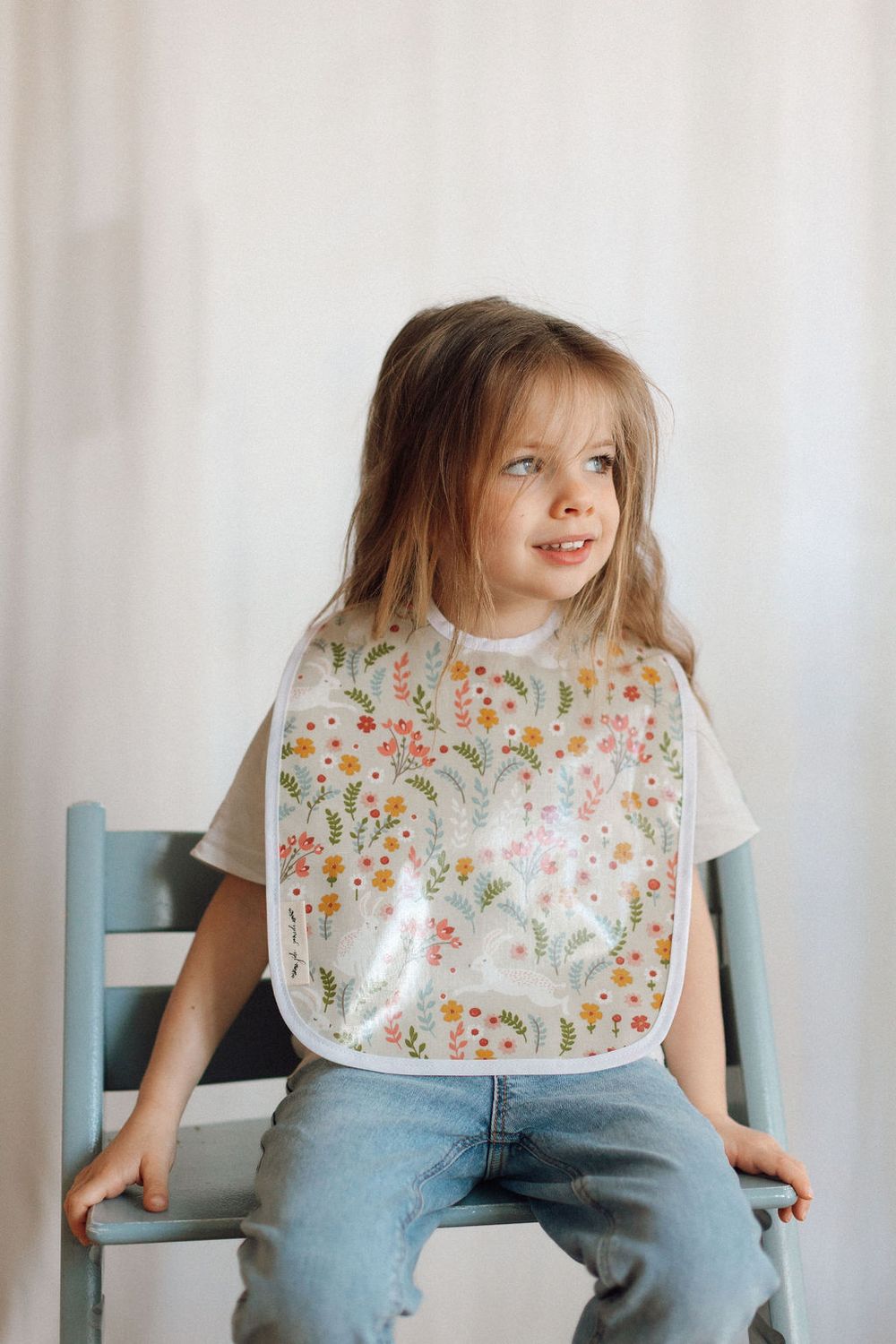 Waterproof Bib with Rabbits &amp; Flowers – Softness and Protection for Baby's Mealtimes