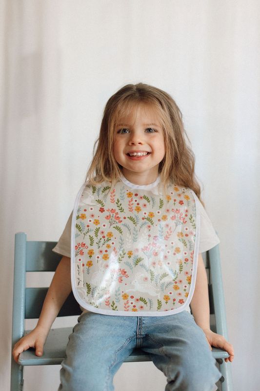 Waterproof Bib with Rabbits &amp; Flowers – Softness and Protection for Baby's Mealtimes