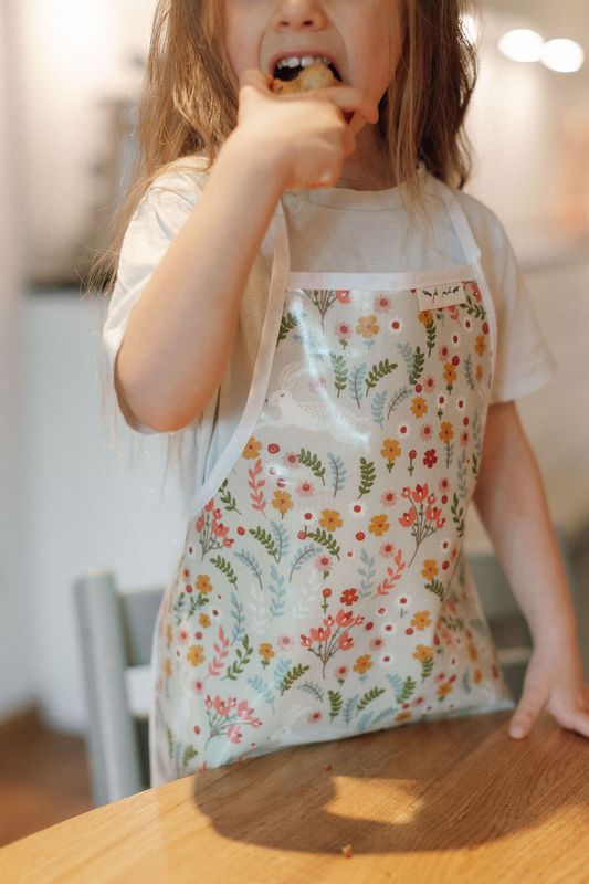 ​Waterproof Kids Kitchen Apron Rabbits &amp; Flowers – Softness and Creativity for Everyday Moments