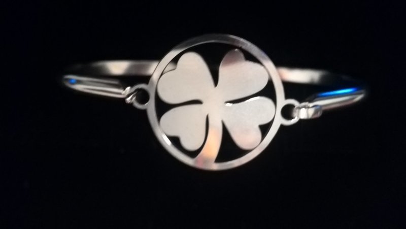 Pulseira em aço prateado "trevo da sorte"