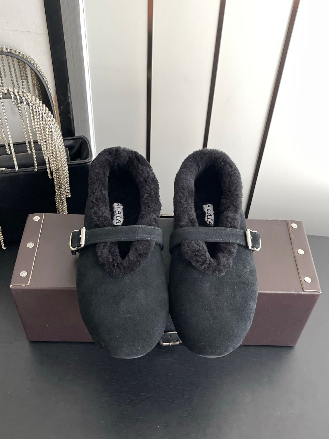 Ballerine Mary Jane ALAÏA in camoscio con bordo in shearling ALBH01