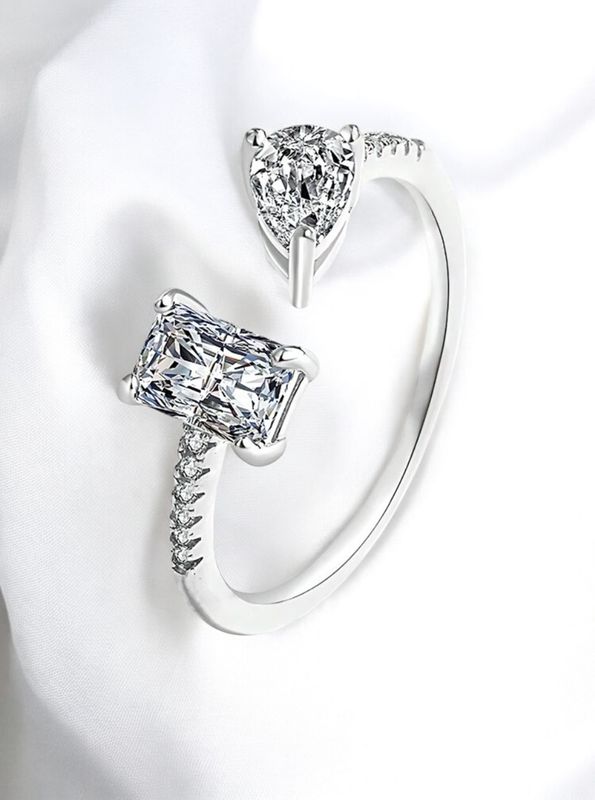 Trendig Ring med  kubisk zirkonia i silver 925. En storlek  17mm (stl 7)
