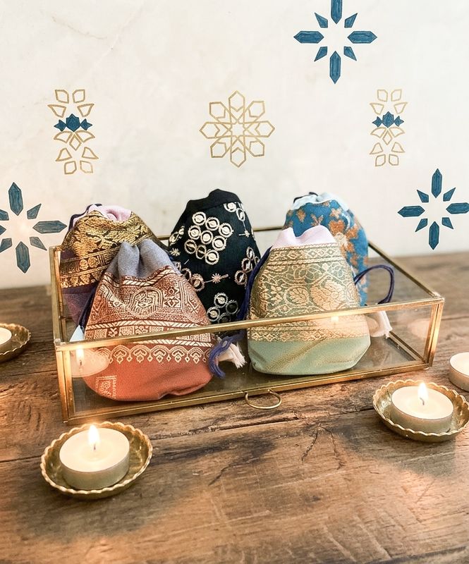 Figue Fragrance Powder in a handmade silk sachet.                                                                                                                                                                        (Min. 6 pieces Assorted)