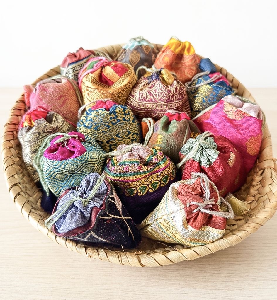 Figue Fragrance Powder in a handmade silk sachet.                                                                                                                                                                        (Min. 6 pieces Assorted)