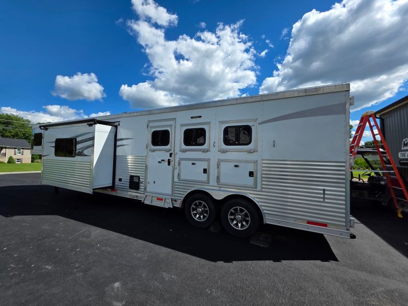 Lakota Horse Trailer- New Roof, Slide Out Adjustment, New Speakers, and a good Scrub/Wash
