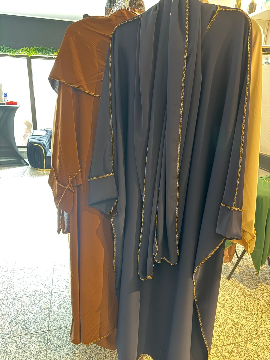 Abaya Schwarz mit Goldene nähte