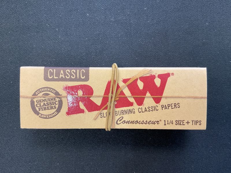 Raw Classic connoisseur rolling papers w/ tips 1 1/4 siz