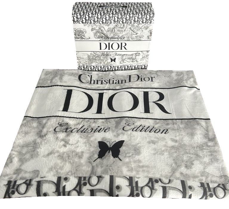 Couverture Dior- Gris