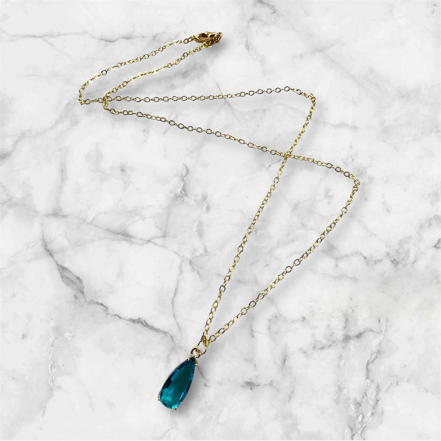 Collana con pietra a goccia