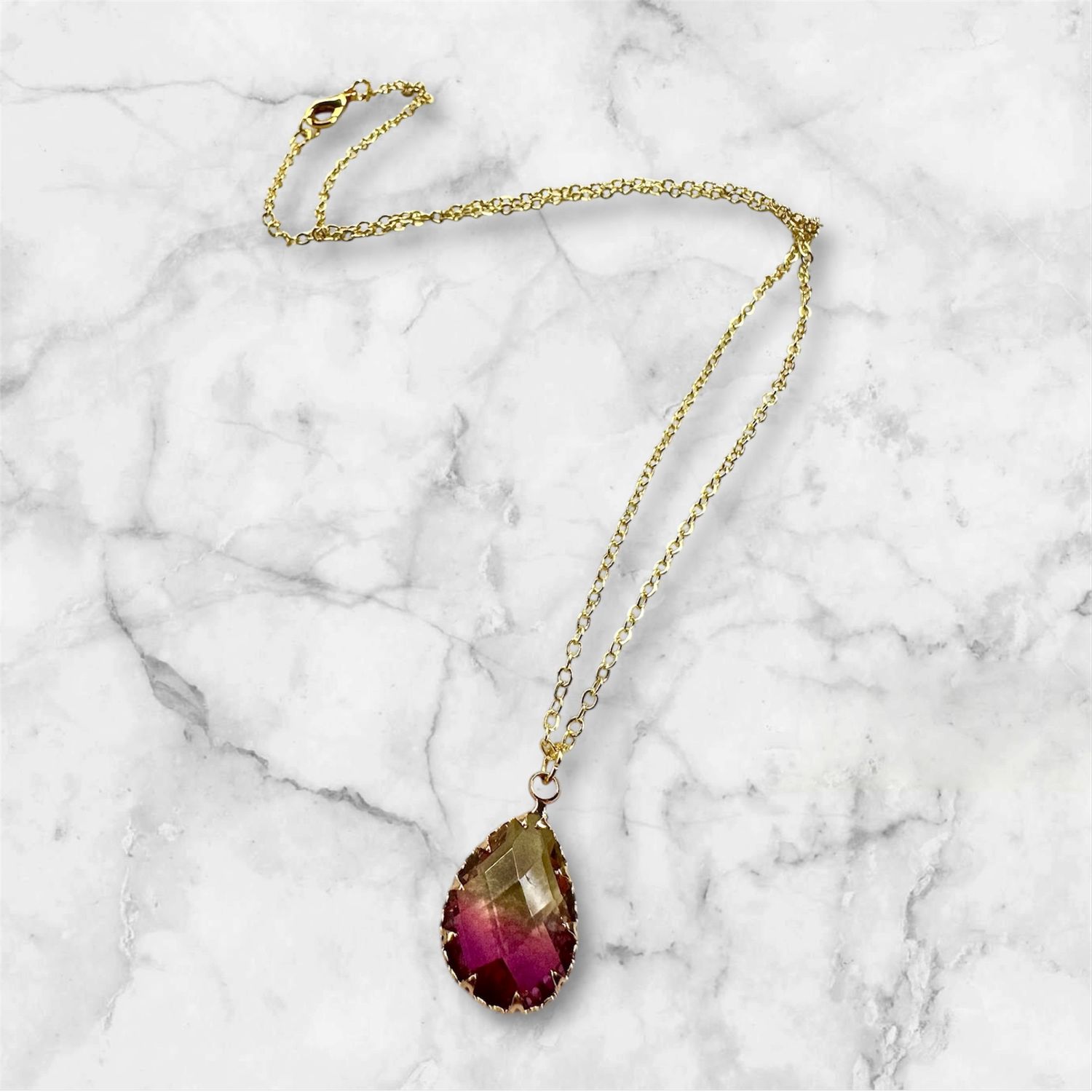 collana con pietra a goccia grande