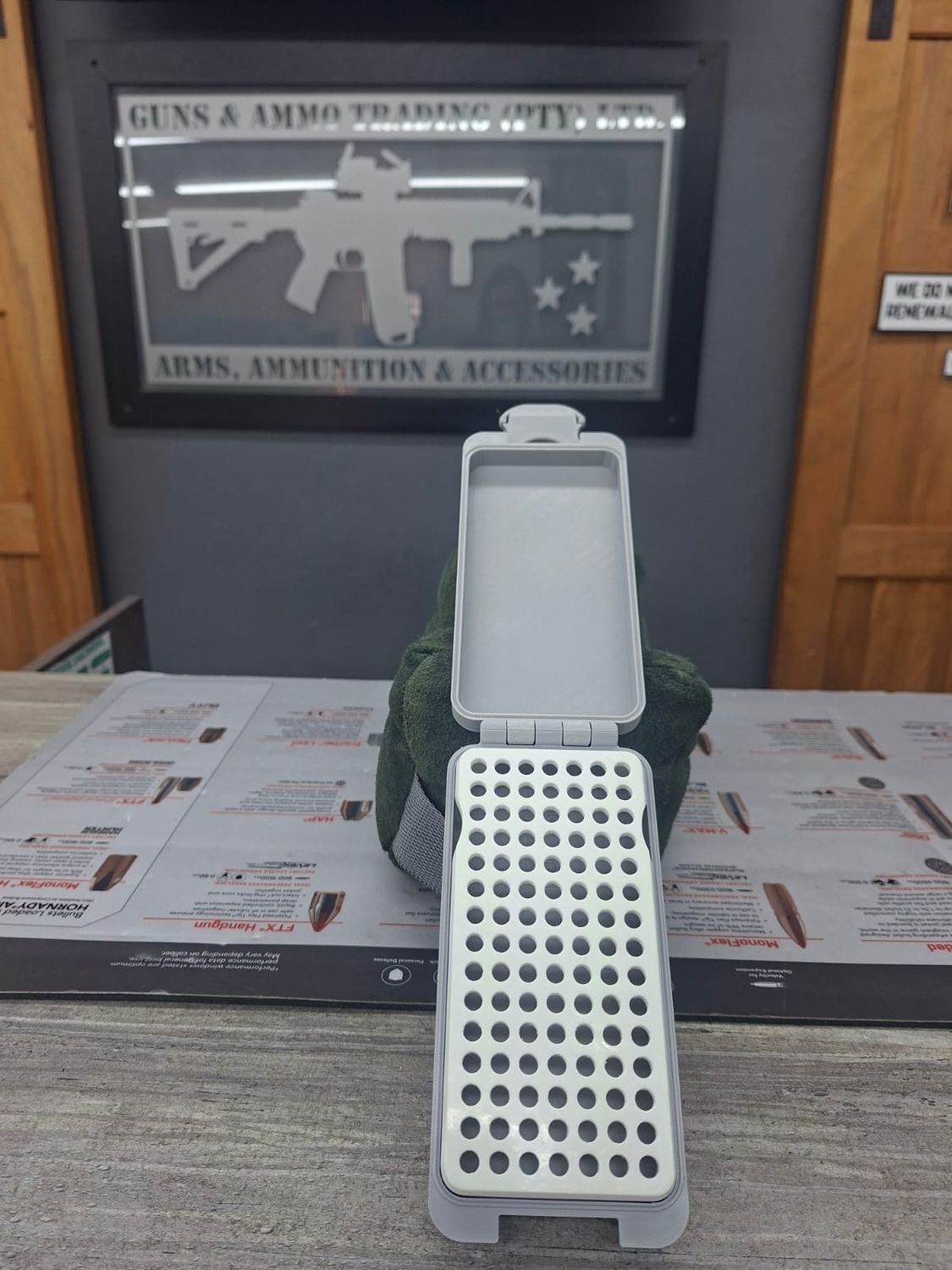 GUNS&amp;AMMO AMMO CASE .22LR SMALL CASE (105)