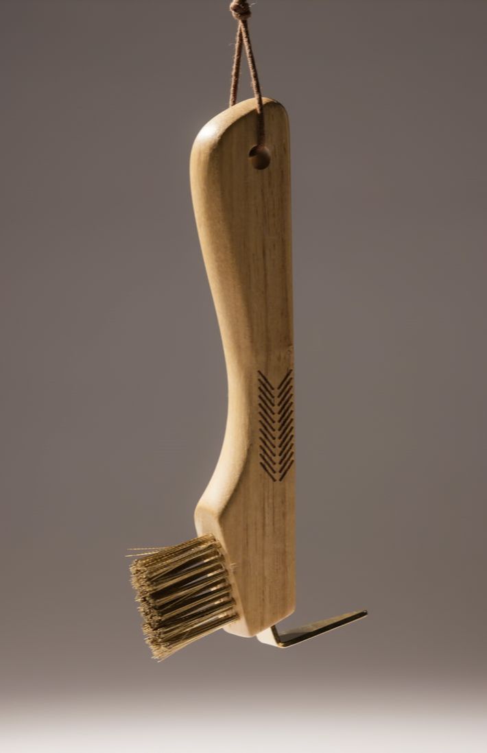 Grooming Deluxe Hoof pick with metal bristle