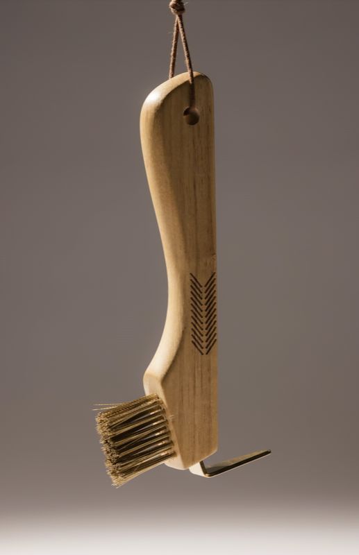 Grooming Deluxe Hoof pick with metal bristle