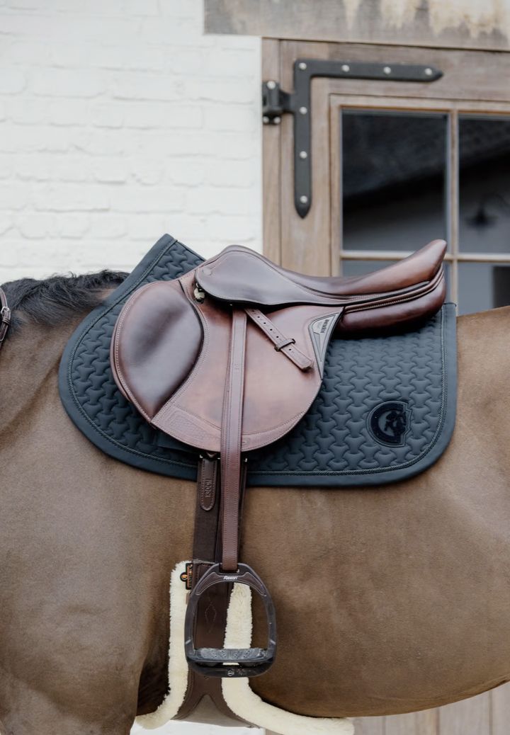 Kentucky Zadeldoek Gevlochten Jumping