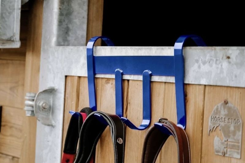 Hippotonic staldeurhanger voor hoofdstel of halster