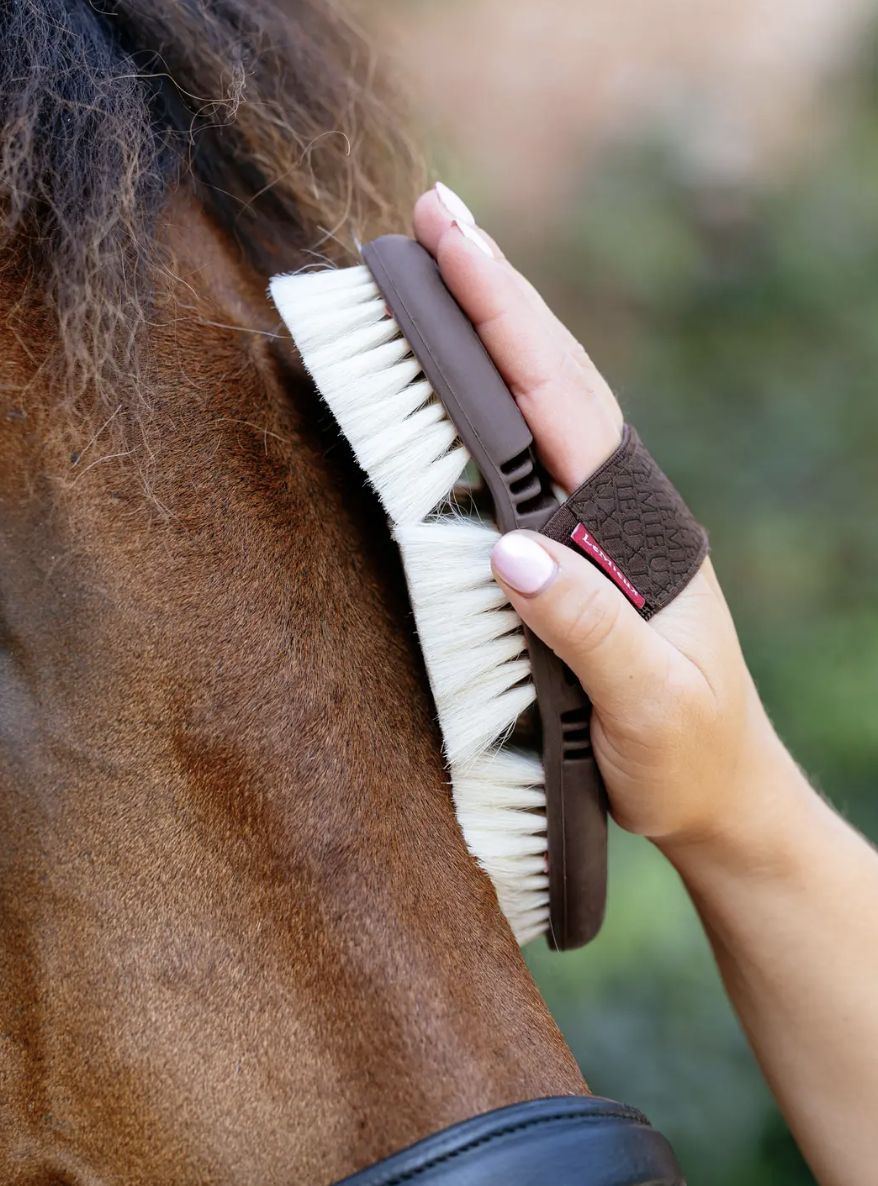 LeMieux flexi goat hair brush cranberry