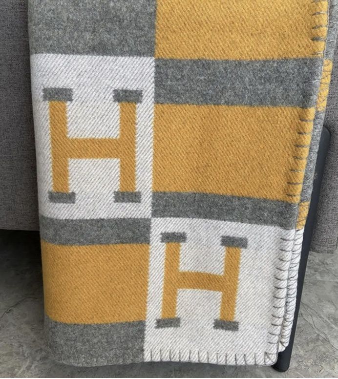 Simple H Warm Blanket