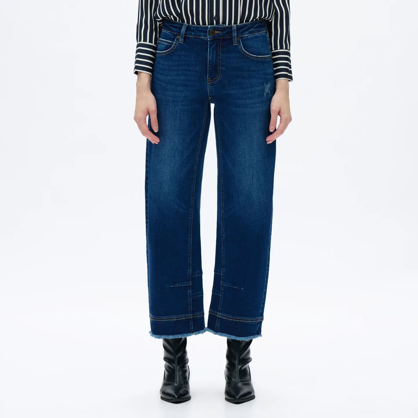 Mid Rise Barrel Jeans with Raw Hem BYOX019