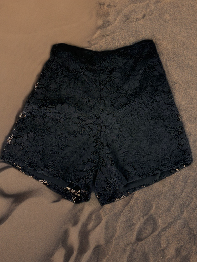 Short black met kant Jamina