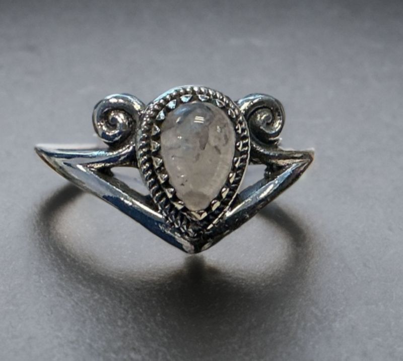 Zilveren ring met maansteen