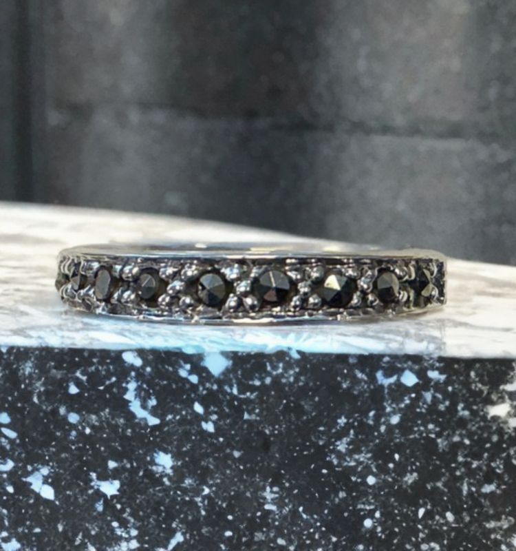 ‘Zilveren ring rondom steentjes
