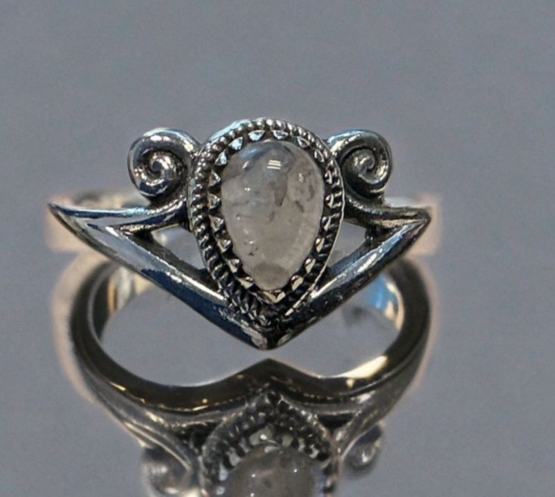 Zilveren ring met maansteen