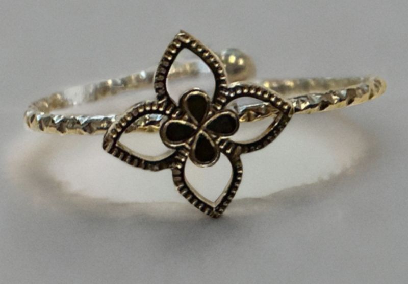 Goudkleurige stainless steel ring met bloemmotief