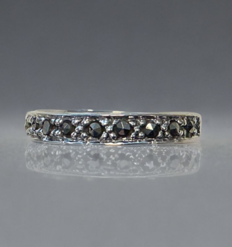 ‘Zilveren ring rondom steentjes