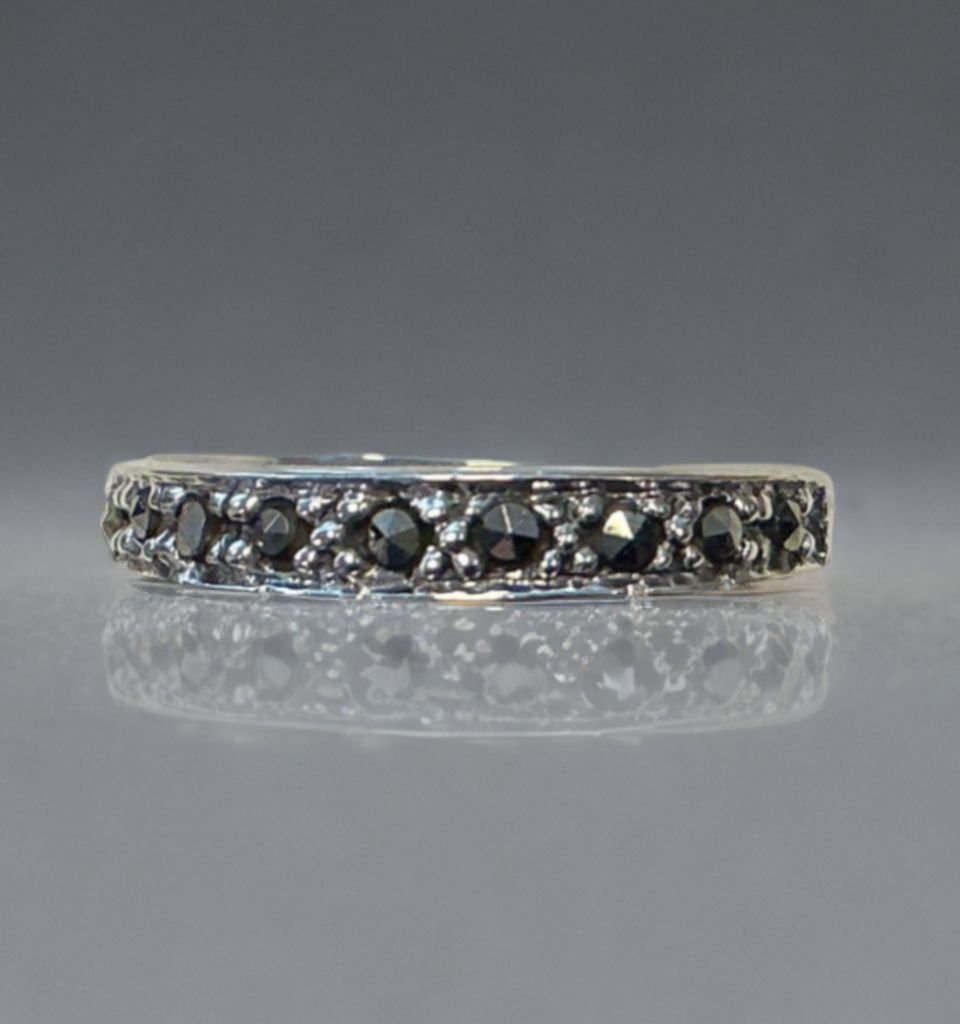 Zilveren ring met zwarte stenen