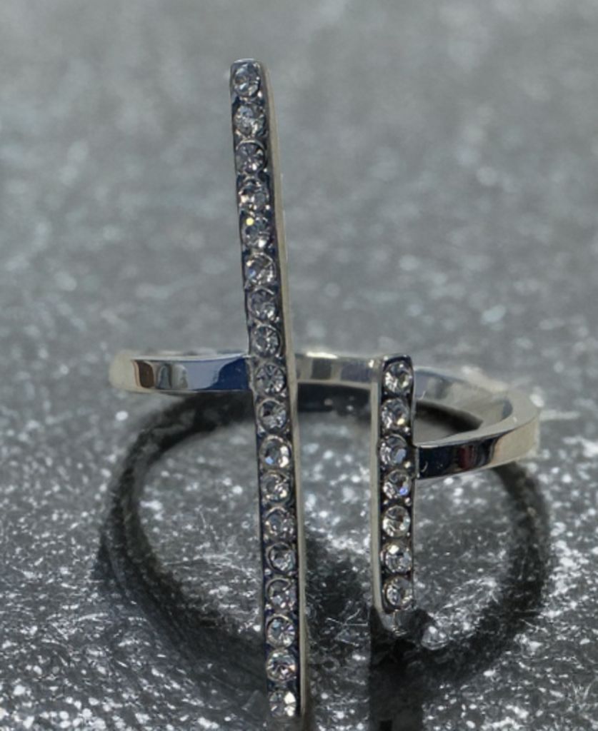 Zilverkleurige stainless steel ring met langwerpig design en strass