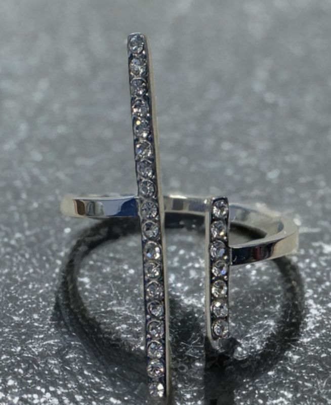 Zilverkleurige stainless steel ring met langwerpig design en strass