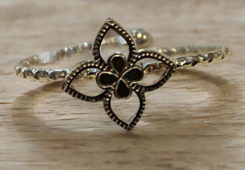 Goudkleurige stainless steel ring met bloemmotief
