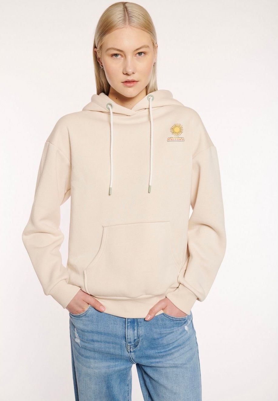 Beige Hoodie met “Desert Vibes” Nika