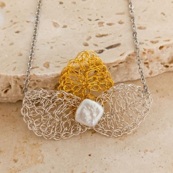 Collana con pendente a forma di loto foglia 18kt