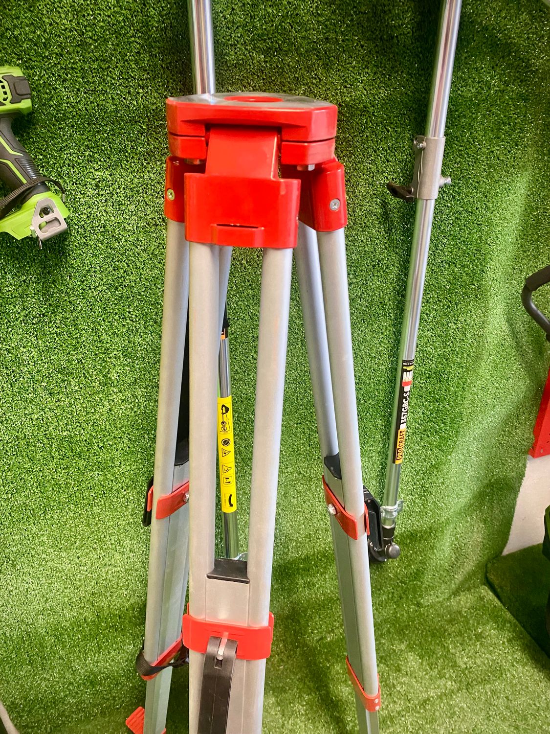 STATYW ALUMINIOWY DO NIWELATORA ST140 LAMIGO WYSOKOŚĆ 83cm-155cm NA 5/8