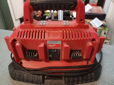 Outlet Milwaukee Ładowarka 6 portowa m1418c6- w pełni sprawna