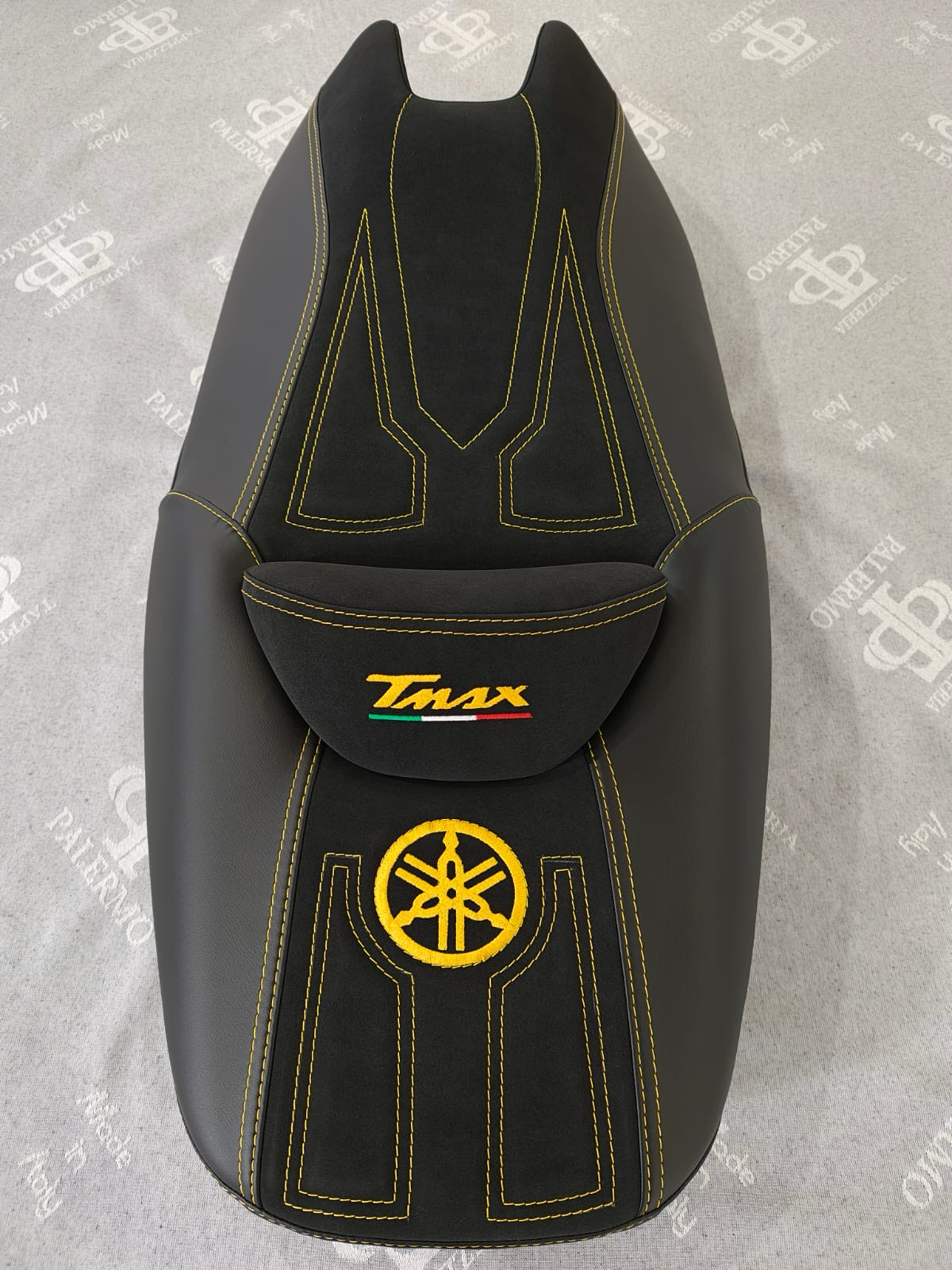 Fodera Sella Compatibile con Yamaha TMAX – Personalizzabile con Logo, Nome e Cuciture Colorate