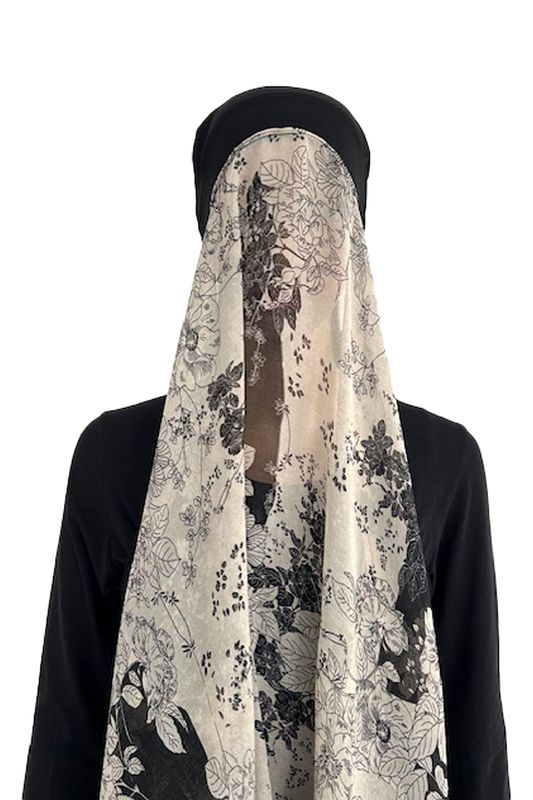 Lichtgewicht chiffon hijab met geïntegreerde pure bamboe onderkap – antislip en brilvriendelijk (zwart op beige)