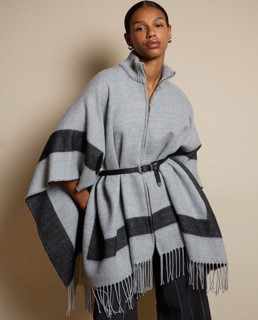 Surkana poncho con frange e chiusura a zip grigio