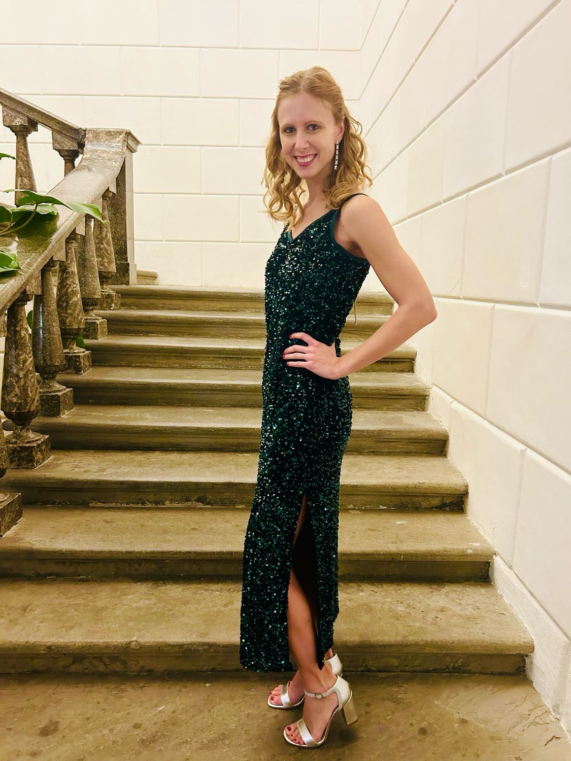 Collezione look per le feste abito paillettes verde