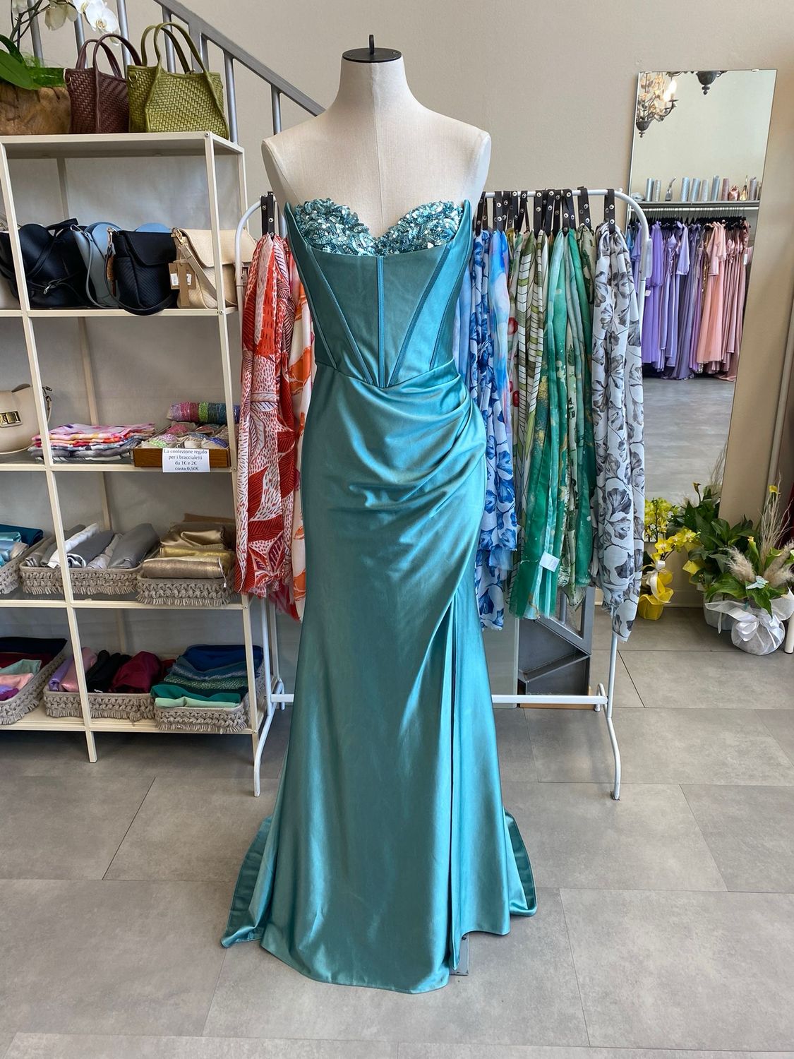 Collezione cerimonia abito raso verde salvia