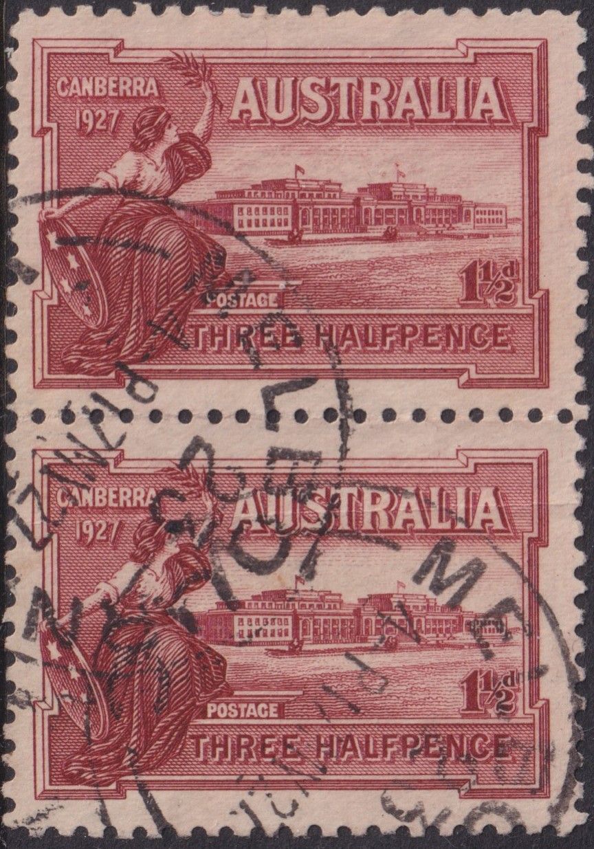 Australia 1927 1½d Parliament Pair one with Flag at Half-Mast Variety