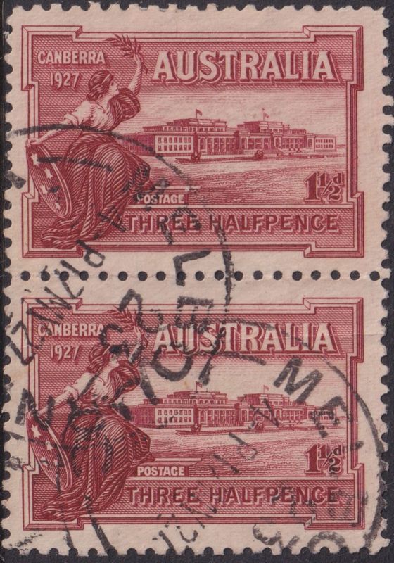 Australia 1927 1½d Parliament Pair one with Flag at Half-Mast Variety