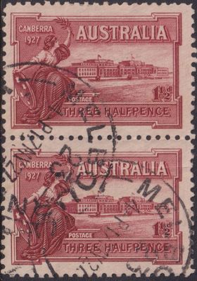 Australia 1927 1½d Parliament Pair one with Flag at Half-Mast Variety
