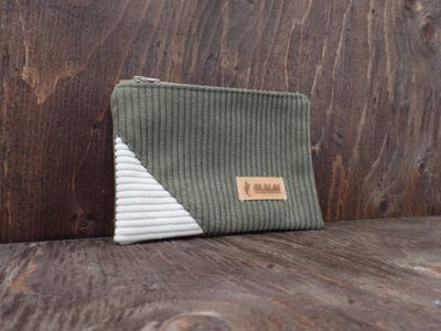 Pochette en velours côtelé - Kaki &amp; Blanc (≈ 25 €)
