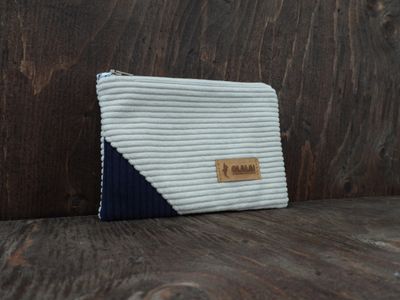 Pochette en velours côtelé - Blanc &amp; Bleu Navy (≈ 25 €)