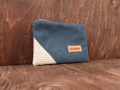 Pochette en velours côtelé - Bleu Canard &amp; Blanc (≈ 25 €)