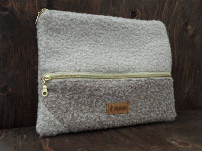 Pochette Ipad - Bouclette Blanc &amp; Beige (≈ 55 €)