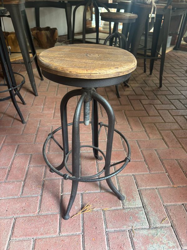 Metal Bar Stool - Round Wooden Seat