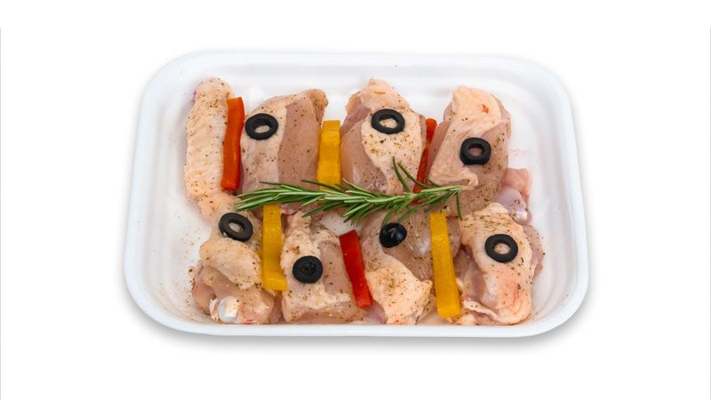 Pollo in parti con olive e peperoni